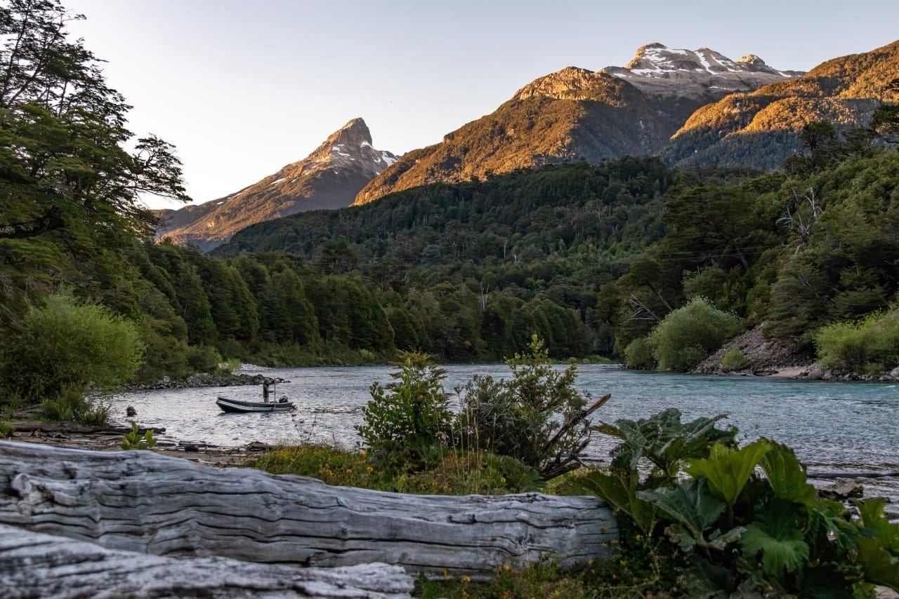 Atardecer en bote sobre el lago, Reserva Río Figueroa
